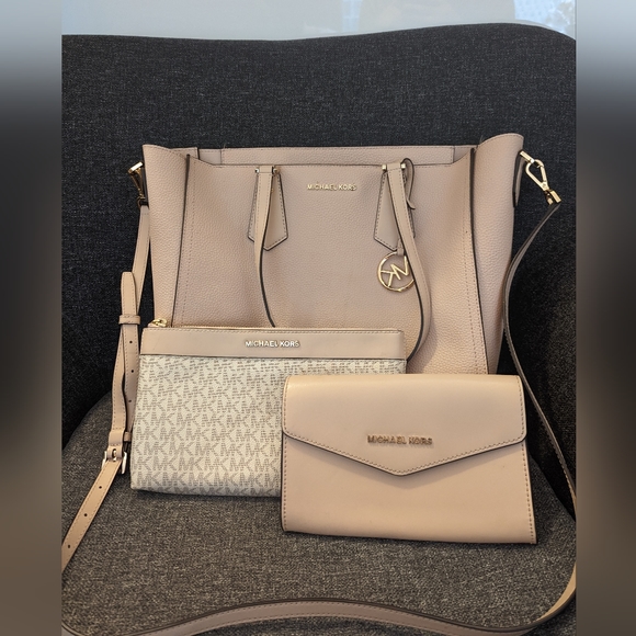 Michael Kors Powder Pink Tote with Removable Pouch and Pocket Bag - Picture 1 of 5